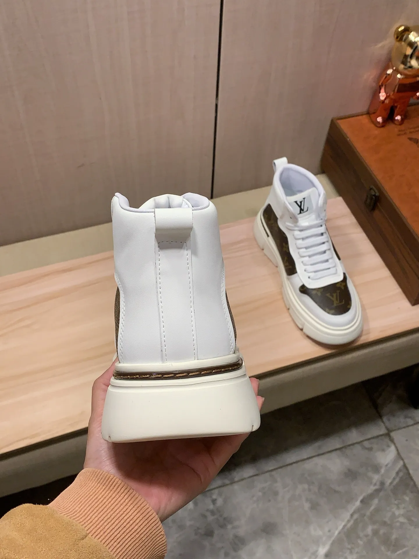 High-top men's shoes 💰442💰💰🎩🎩[Lightning][Lightning] "Lv*" The latest • popular casual shoes, top brand [Seduce] luxury~purchase, top~quality. [Strong] The upper is made of imported breathable cowhide with material ➕ breathable sheepskin feet (•) and fine workmanship. The original stylish and stylish soft rubber wear-resistant and non-slip outsole is light and comfortable on the feet. The real thing looks better when photographed. 122: code: 38-44, 2️⃣ colors selected